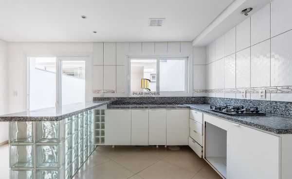 Casa sobrado no bairro Vila Ipiranga de 3 dormitórios e 2 vagas