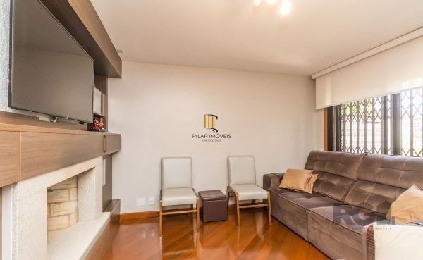 Casa sobrado no Cristal de 3 dormitórios e 3 vagas