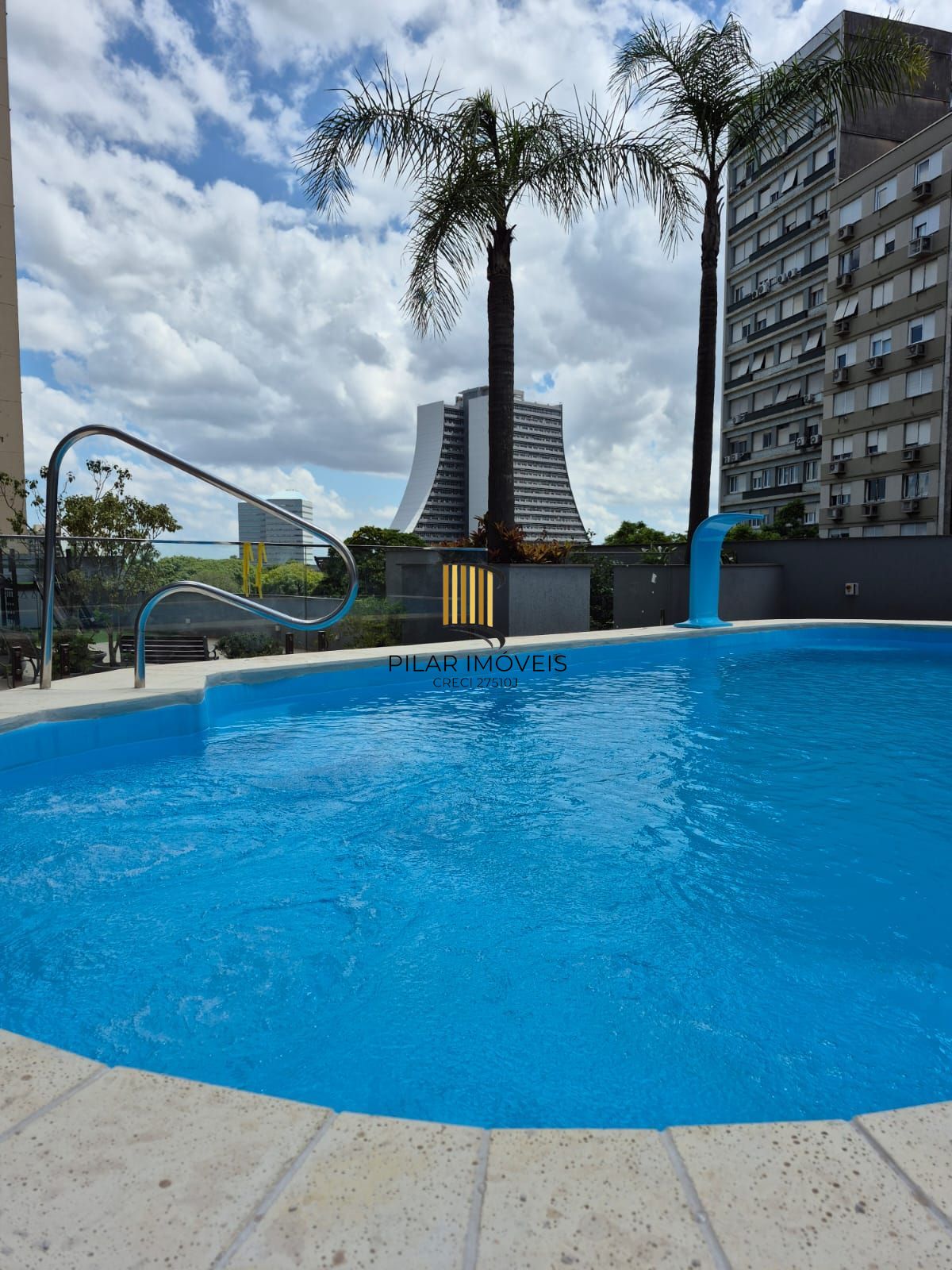 Apartamento no Centro de 2 dormitórios e 2 vagas DESOCUPADO