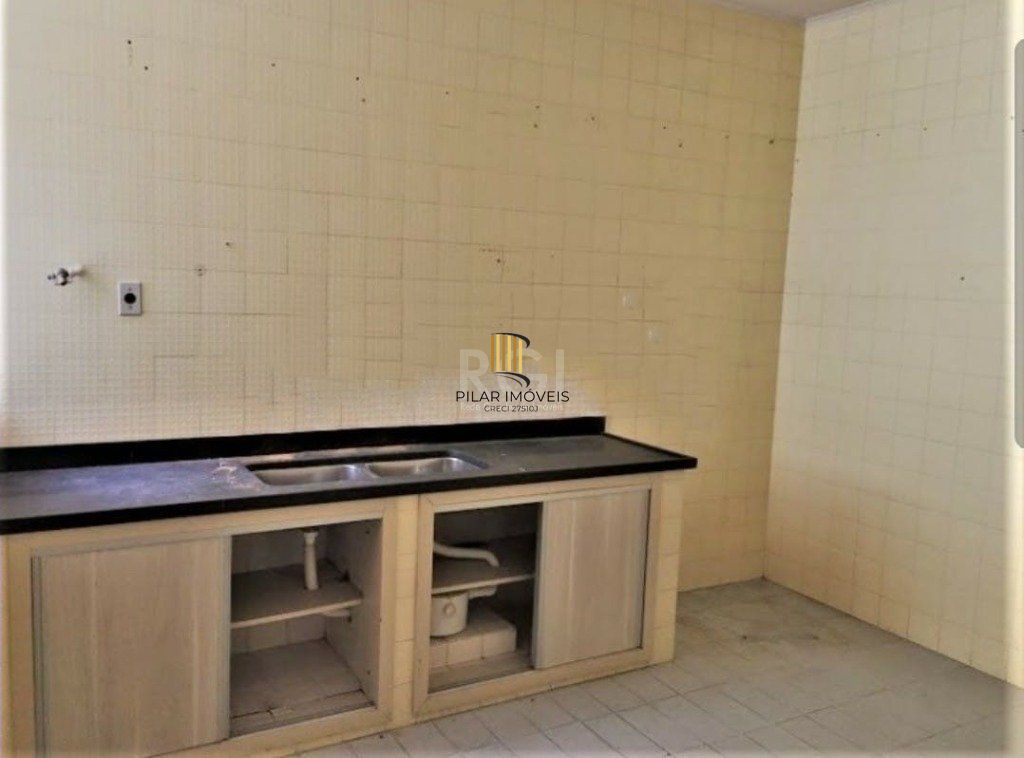 Casa de 3 dormitórios  4 vagas amplo terreno - Menino Deus