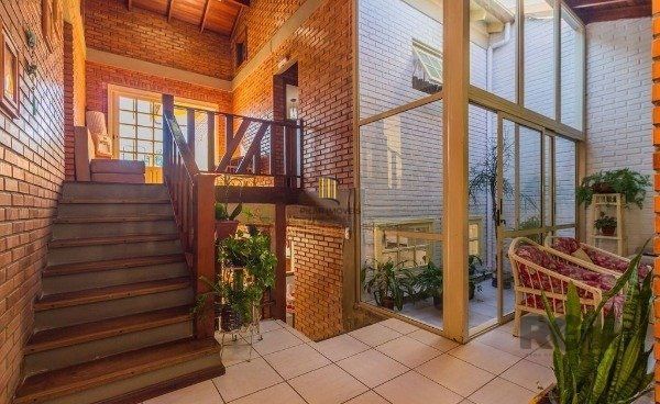 Casa sobrado na Lomba do Pinheiro com 4 dormitórios e 2 vagas