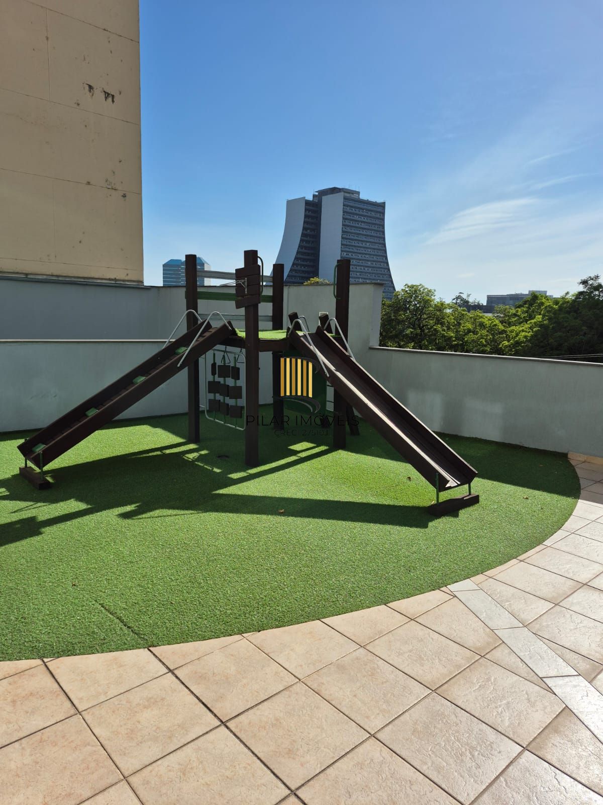 Apartamento no Centro de 2 dormitórios e 2 vagas DESOCUPADO