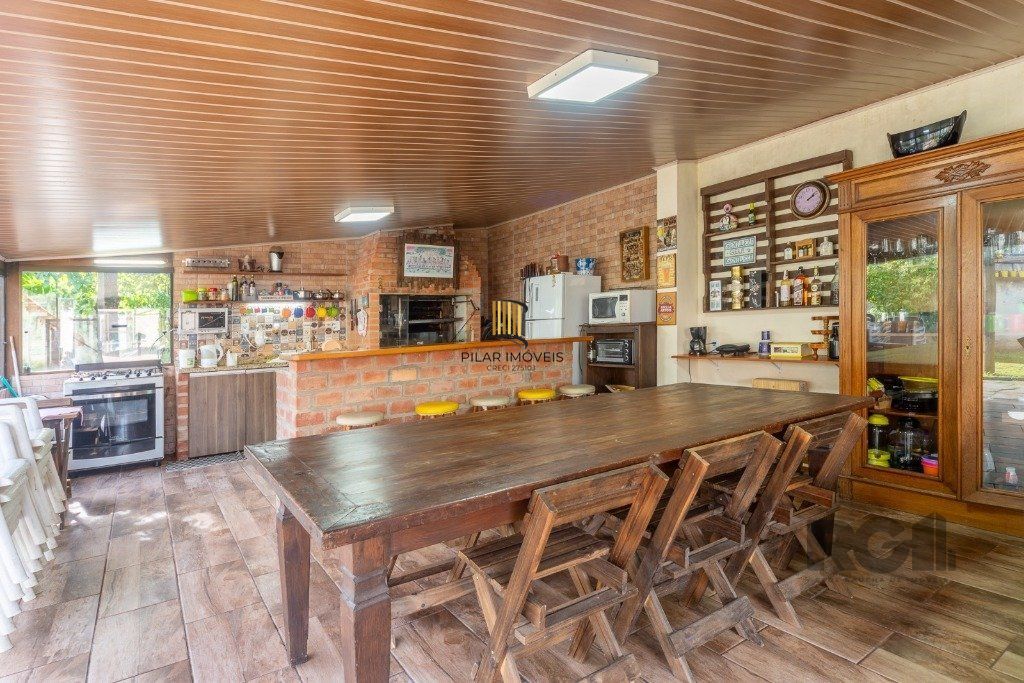 Casa no bairro Camaquã de 4 dormitórios e 2 vagas