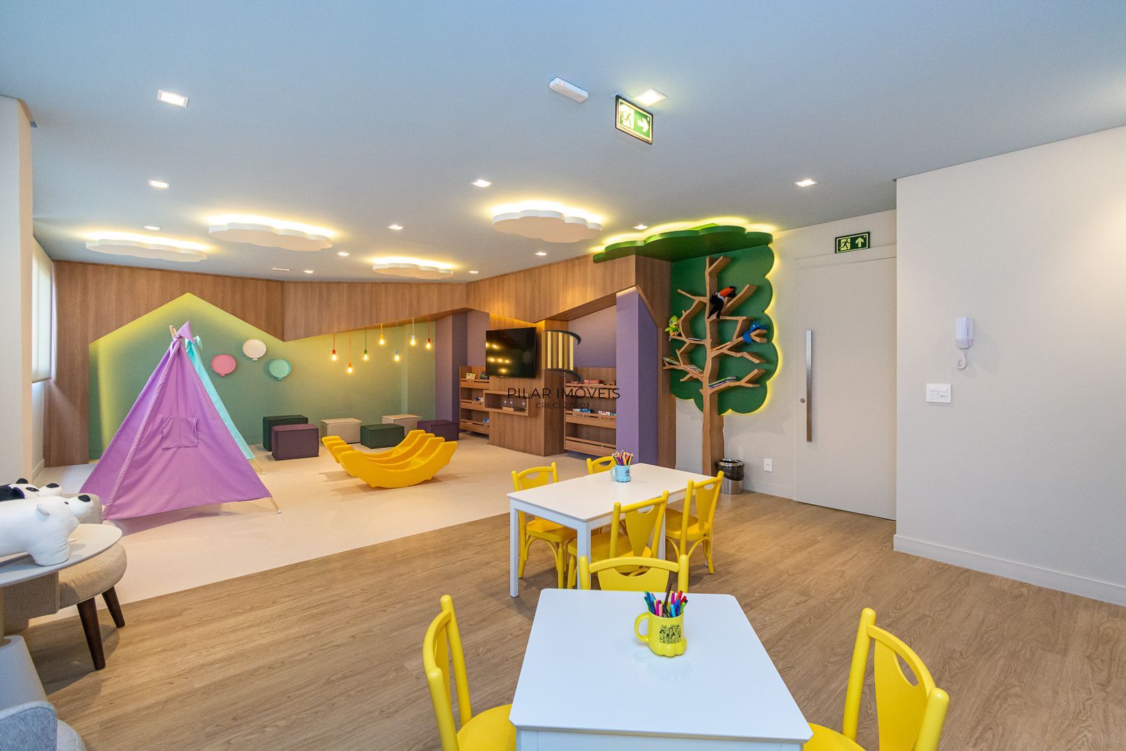 Apartamento 02 dormit com suíte e 01 vaga, no bairro Azenha, em Porto Alegre.