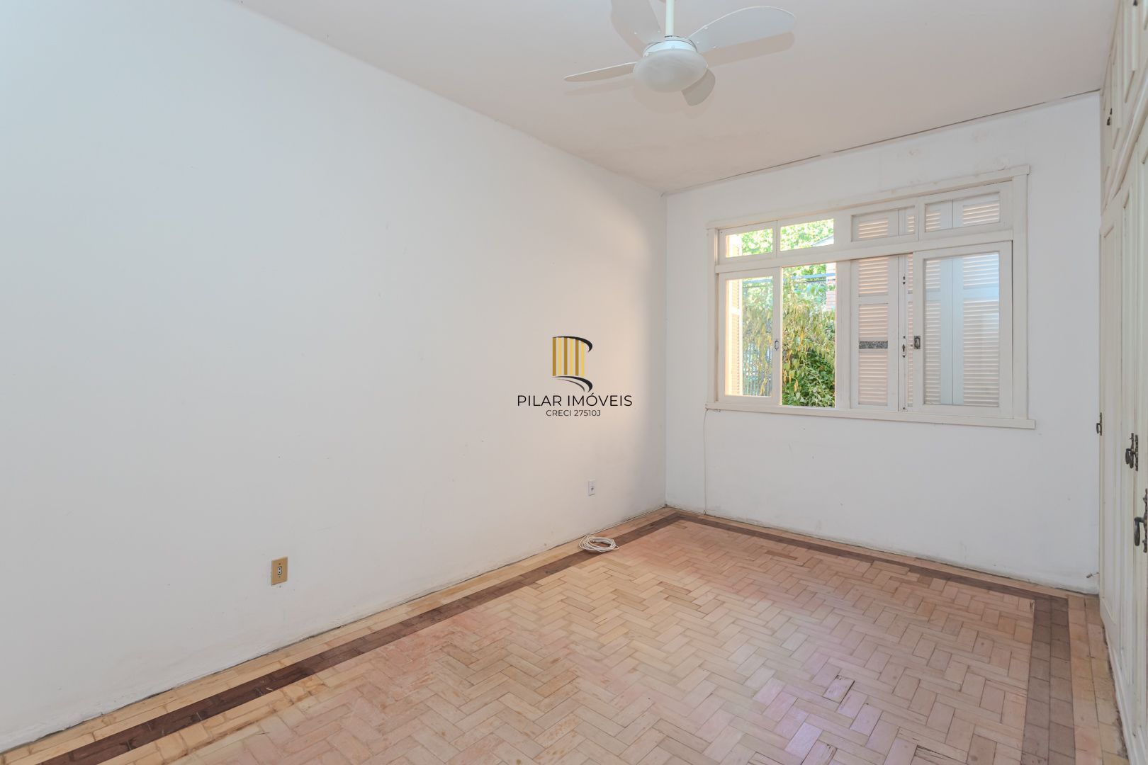 Casa no Menino Deus de 3 dormitórios e 5 vagas DESOCUPADA