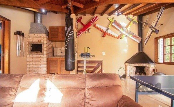 Casa no bairro Camaquã de 4 dormitórios e 2 vagas