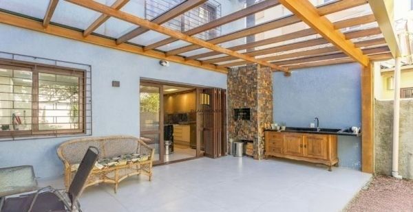 Sobrado no Menino Deus de 3 dormitórios e vaga