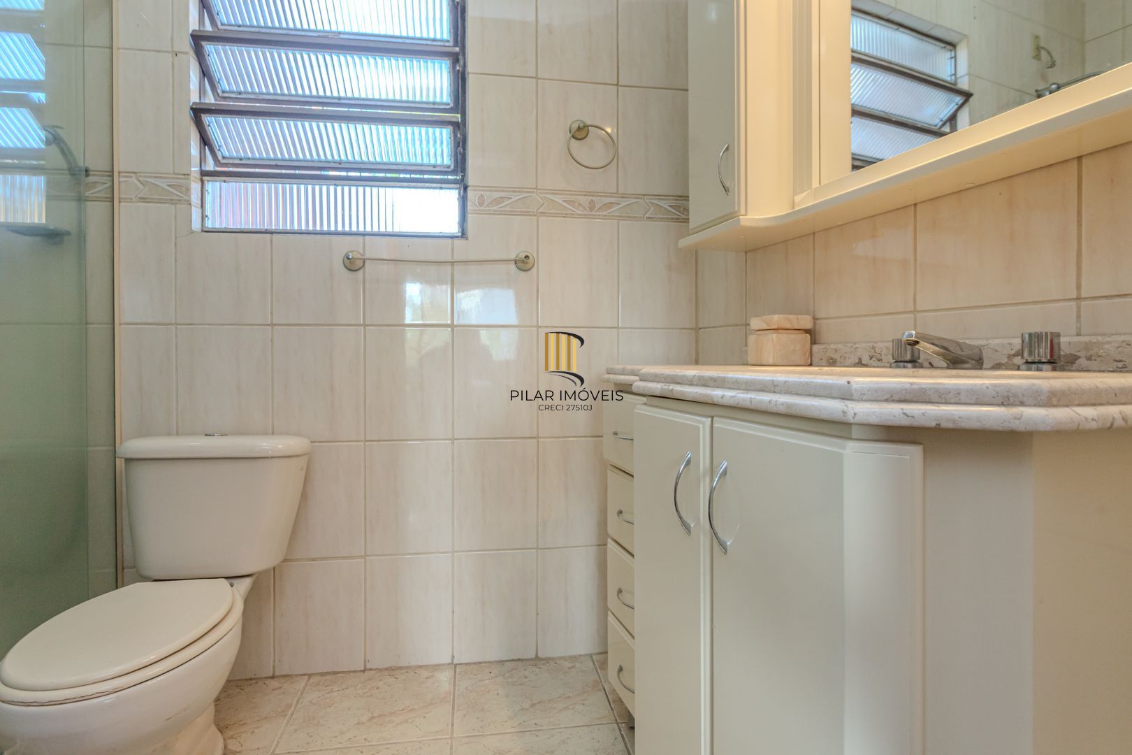 Prédio Residencial no Passo D'areia com 8 dormitórios e 8 vagas