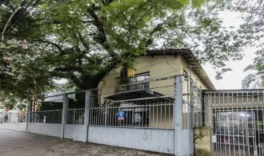 Casa sobrado no bairro Auxiliadora de 5 dormitórios e 4 vagas