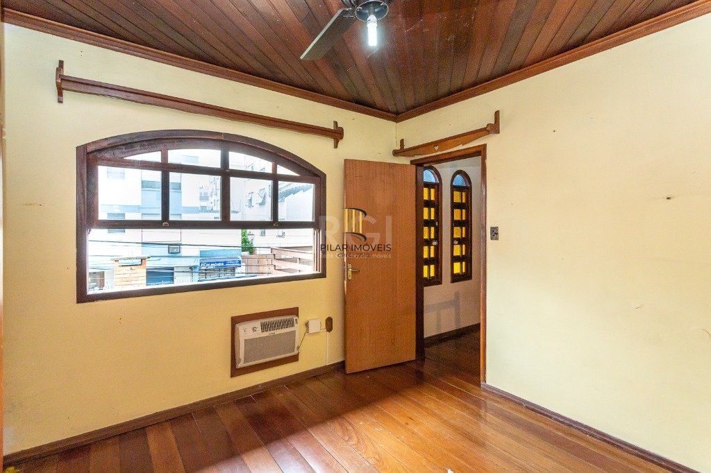 Casa sobrado no Jardim Botânico de 5 dormitórios e 2 vagas