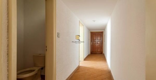 Apartamento no Petrópolis de 3 dormitórios e 2 vagas