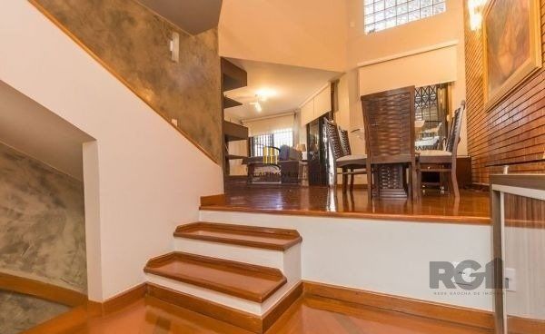 Casa sobrado no Cristal de 3 dormitórios e 3 vagas