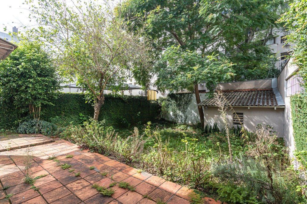 Casa Espaçosa de 3 Dormitórios à Venda no Bairro Moinhos De Vento!