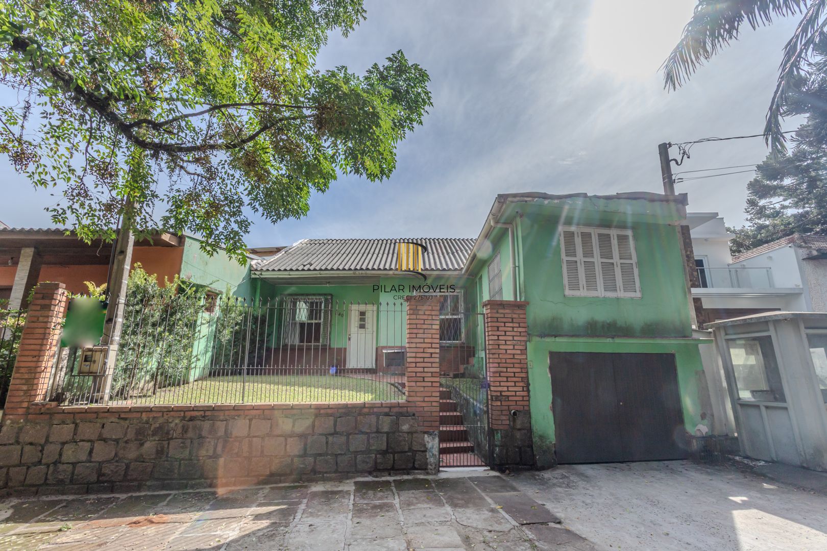 Casa no bairro Jardim Botânico de 3 dormitórios e garagem e terreno com 370m²