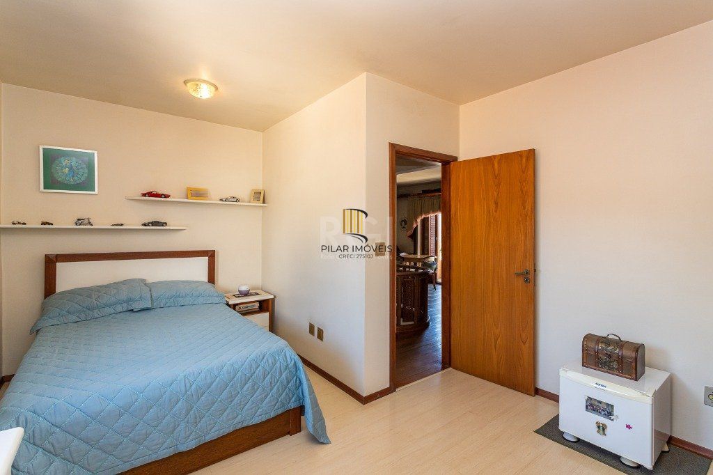Casa sobrado no Partenon de 3 dormitórios e amplo pátio