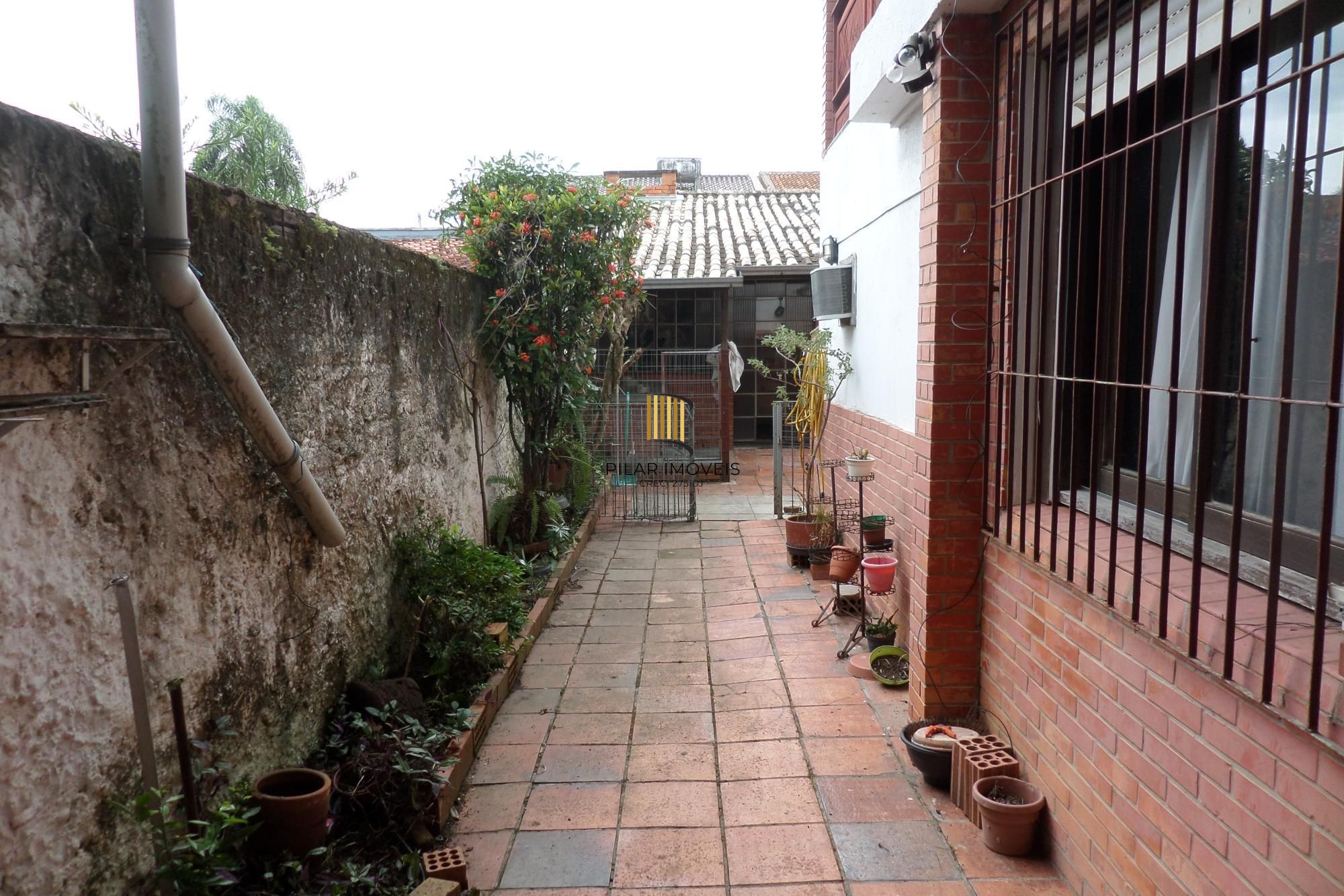 Casa no bairro Ipanema de 3 dormitórios e 2 vagas