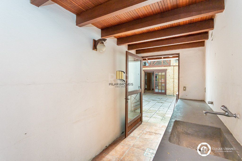 Casa para Venda - 330m², 4 dormitórios, sendo 3 suites, 2 vagas - Petrópolis