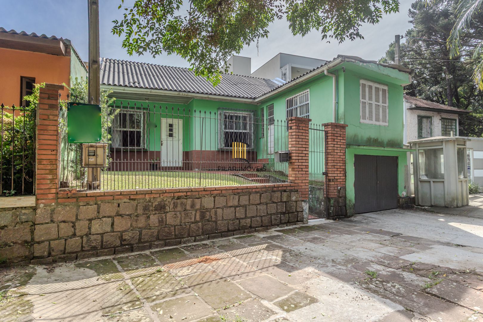 Casa no bairro Jardim Botânico de 3 dormitórios e garagem e terreno com 370m²