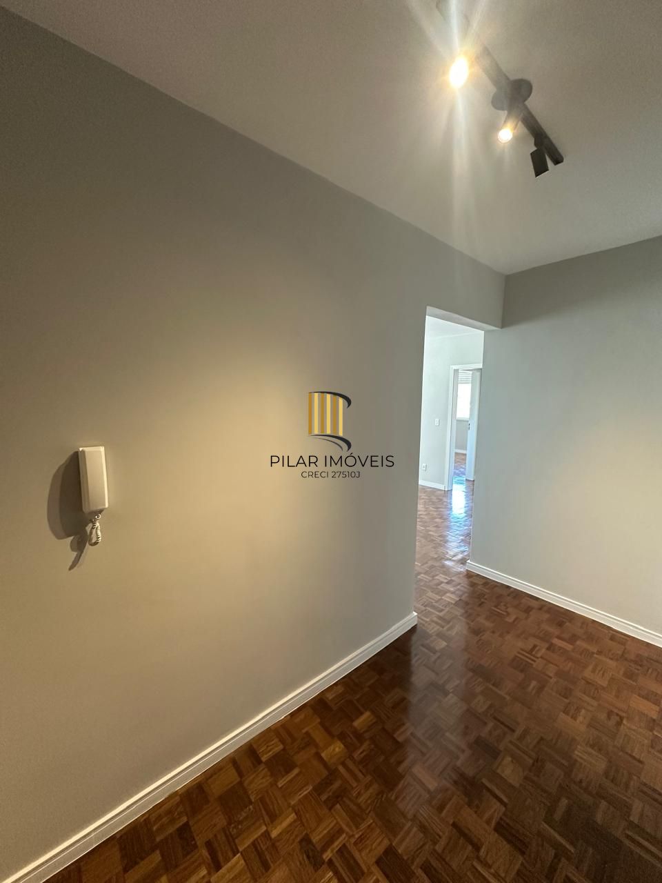 APTO COM 02 DORM. DEPENDENCIA EMP, TODO REFORMADO , SEMI-MOBILIADO, GARAGEM,  ELEVADOR