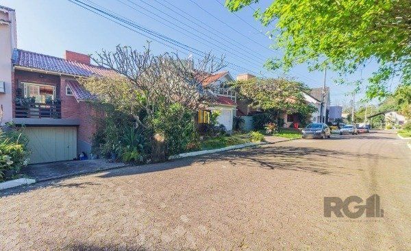 Casa sobrado na Lomba do Pinheiro com 4 dormitórios e 2 vagas