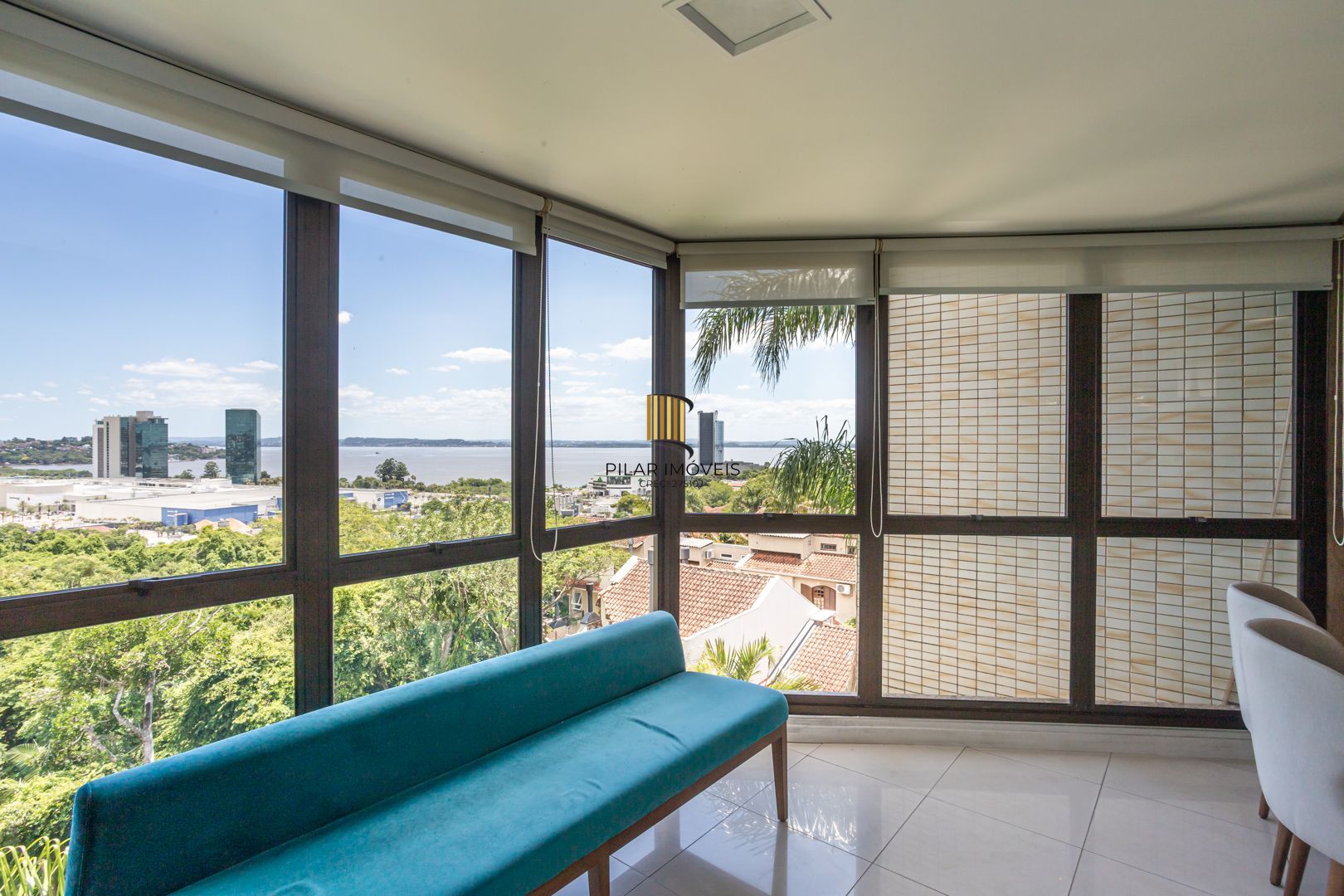 COBERTURA MOBILIADA COM VISTA PARA O GUAÍBA