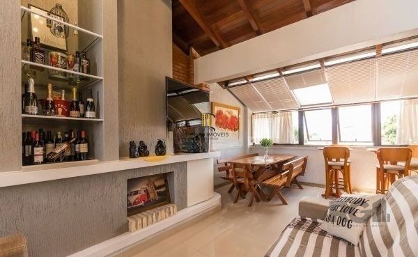 Casa sobrado no Cristal de 3 dormitórios e 3 vagas