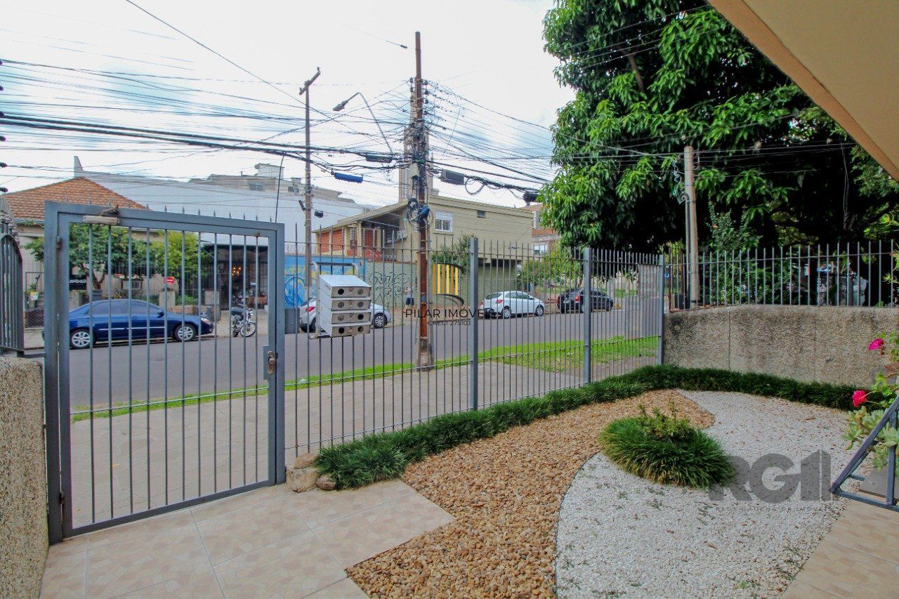 Apartamento no Petrópolis de 2 dormitórios e dependência