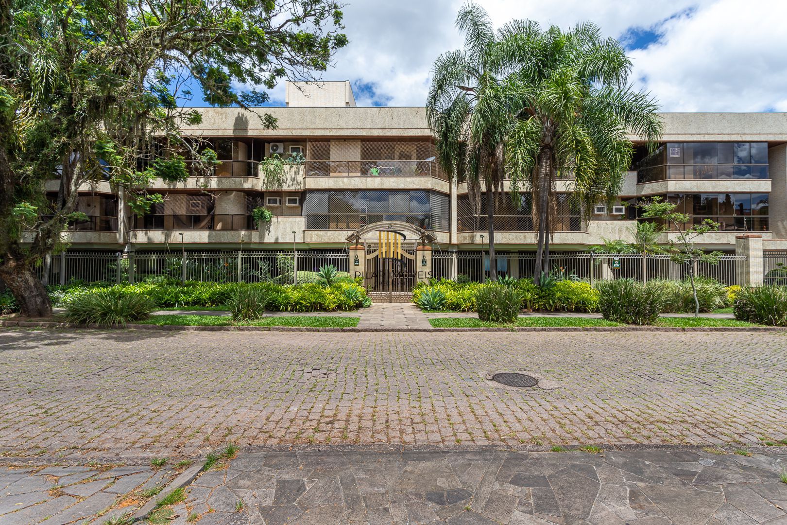 COBERTURA MOBILIADA COM VISTA PARA O GUAÍBA