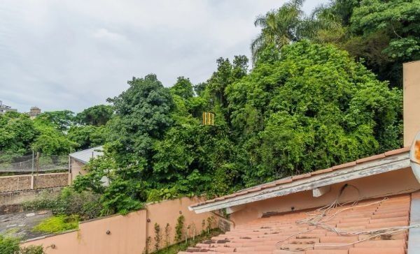 CASA DESOCUPADA E SEMI MOBILIADA, COM SUÍTE MASTER, SACADA, VISTA PANORÂMICA, EM AMPLO TERRENO NO SANTA TEREZA