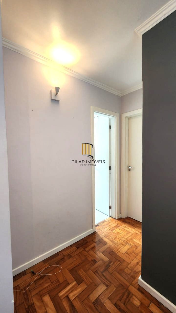 Apartamento no Petrópolis de 2 dormitórios REFORMADO