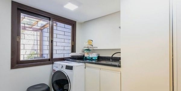 Sobrado no Menino Deus de 3 dormitórios e vaga