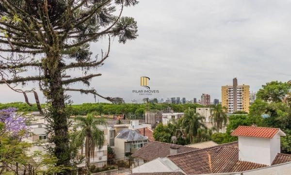 CASA DESOCUPADA E SEMI MOBILIADA, COM SUÍTE MASTER, SACADA, VISTA PANORÂMICA, EM AMPLO TERRENO NO SANTA TEREZA
