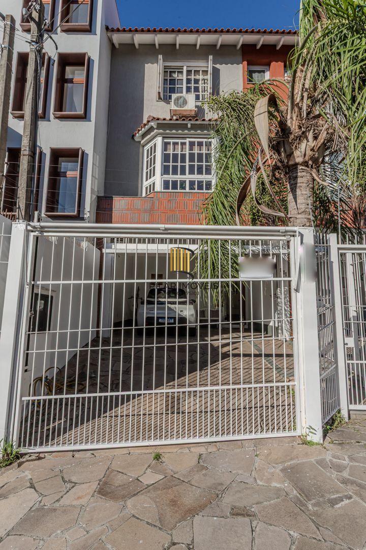 Casa sobrado no bairro Chácara das Pedras de 3 dormitórios e 2 vagas