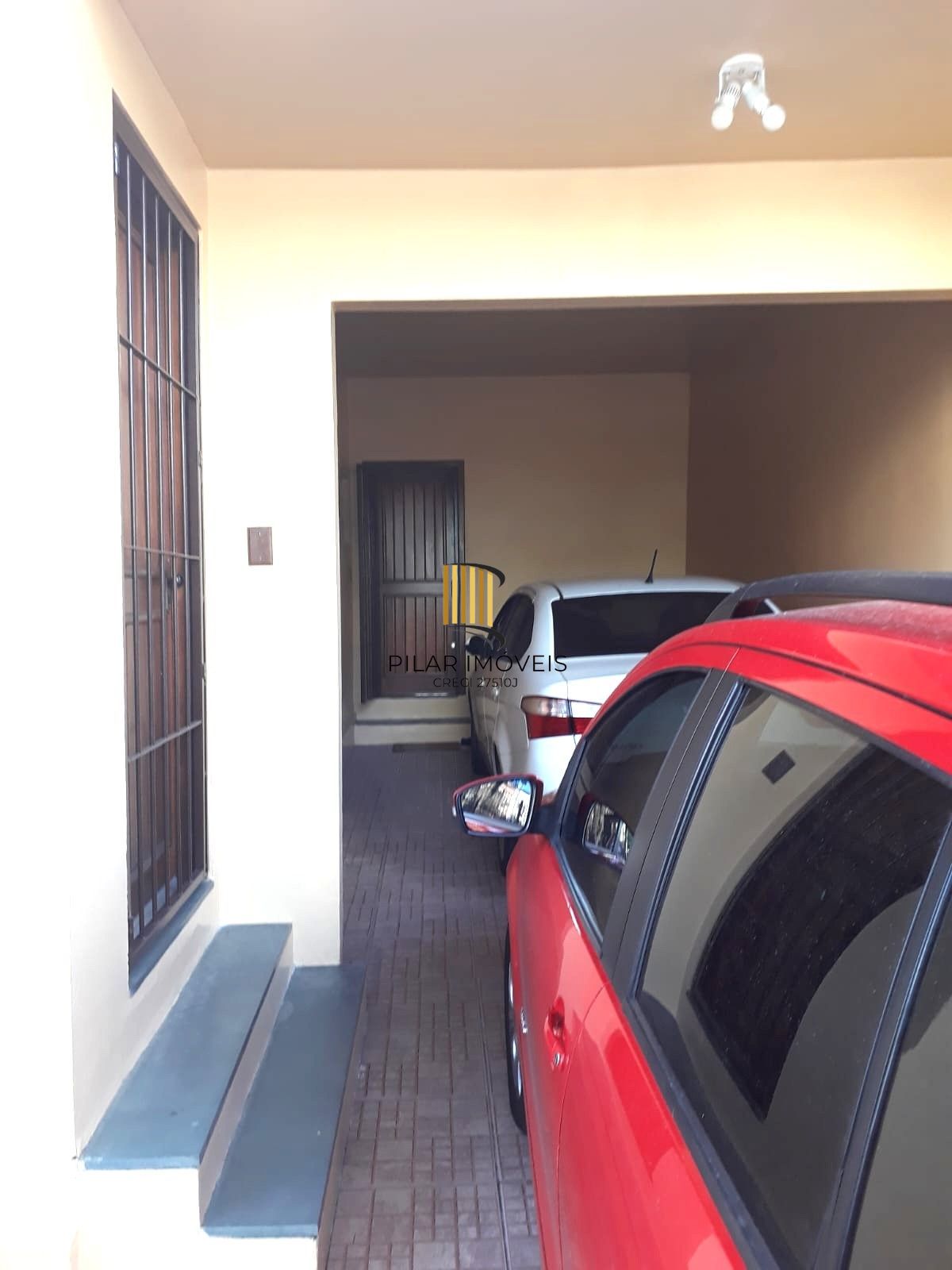Casa sobrado no bairro Auxiliadora de 3 dormitórios e 3 vagas