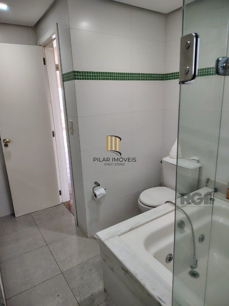 Casa sobrado com 300m² na Vila Nova de 3 dormitórios e 4 vagas