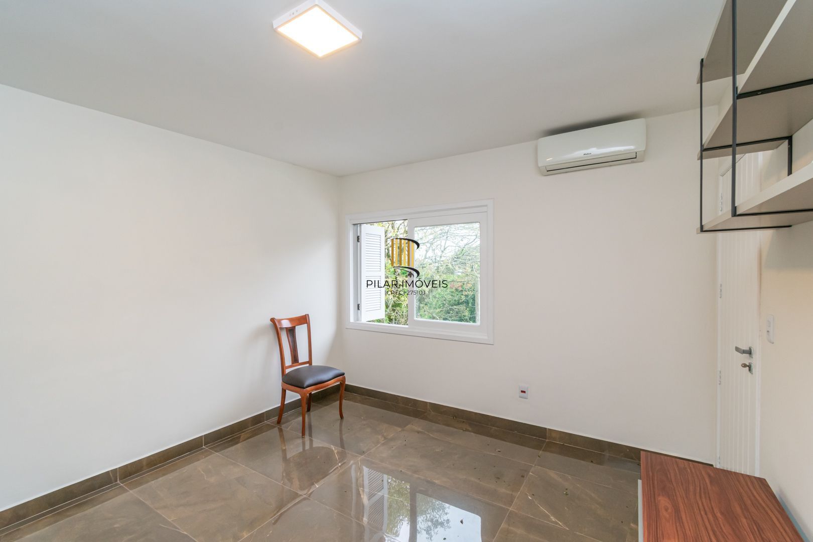 Casa sobrado no bairro Cristal de 3 dormitórios e 3 vagas