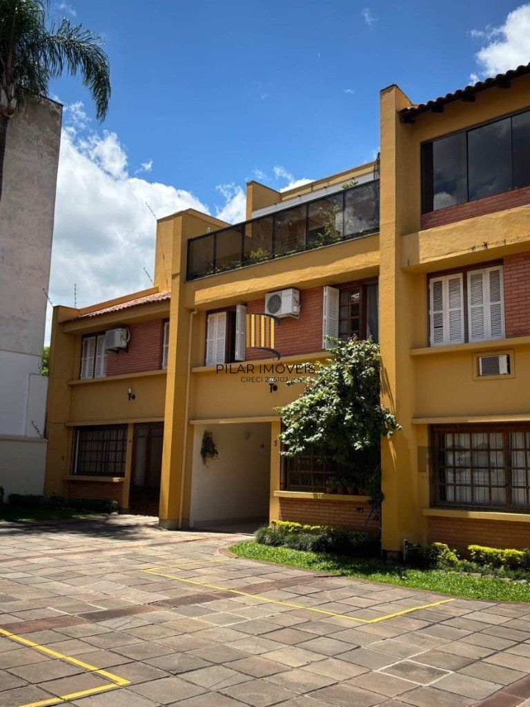 Casa de 3 dormitórios e 2 vagas - Medianeira