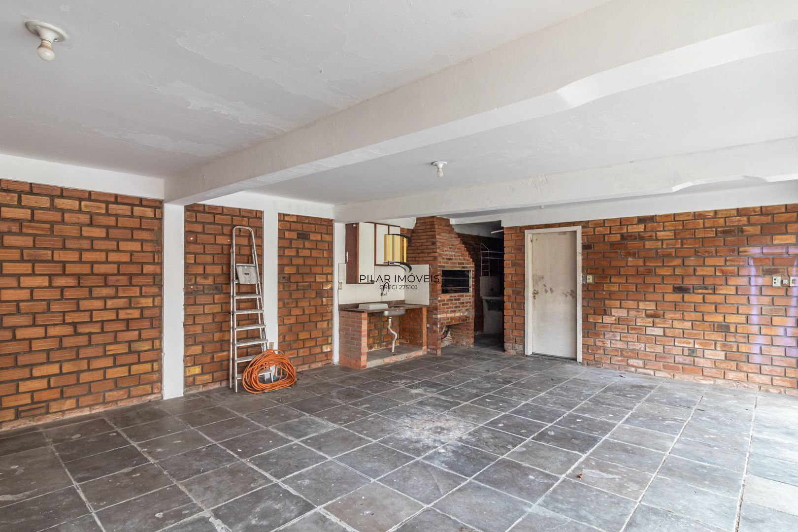 Casa no bairro Sarandi com 4 dormitórios e 4 vagas