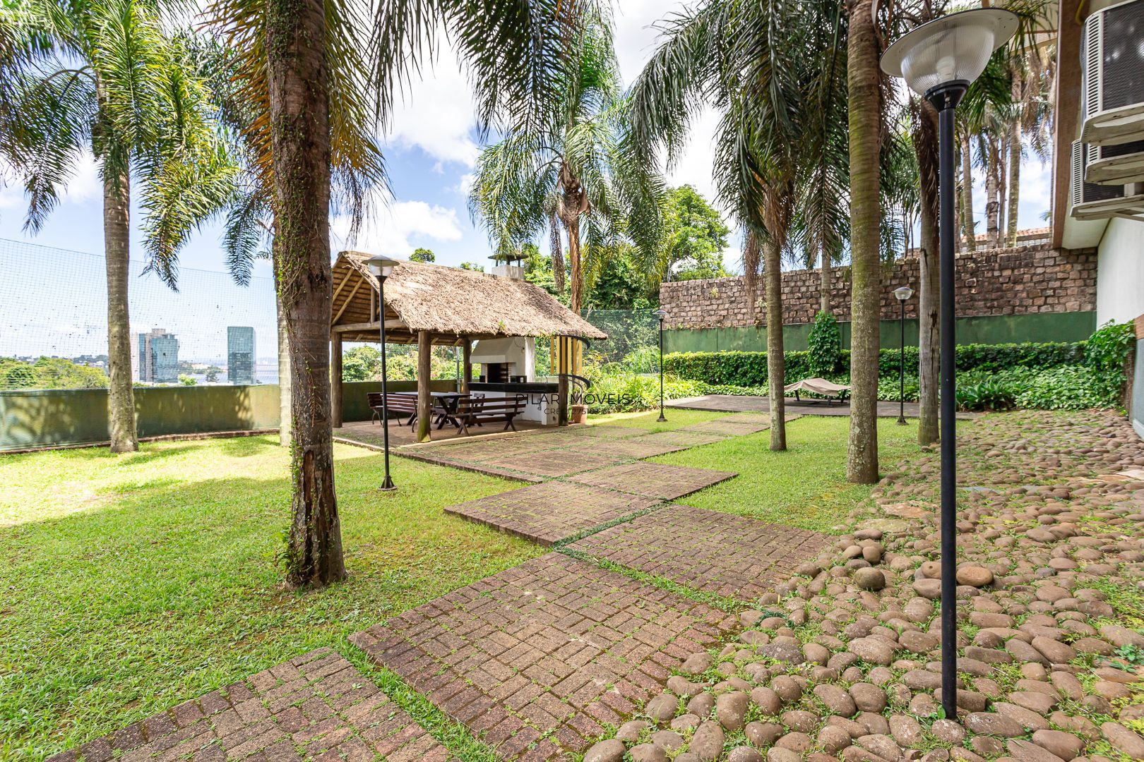 COBERTURA MOBILIADA COM VISTA PARA O GUAÍBA