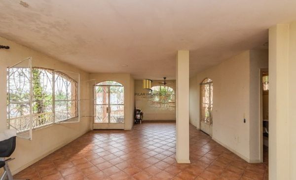 CASA DESOCUPADA E SEMI MOBILIADA, COM SUÍTE MASTER, SACADA, VISTA PANORÂMICA, EM AMPLO TERRENO NO SANTA TEREZA