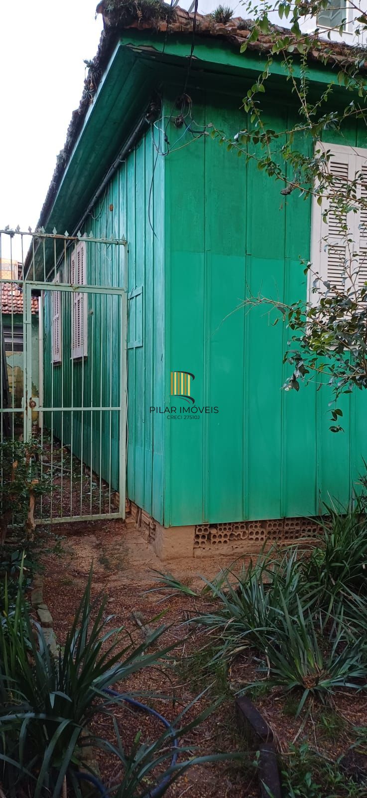 Vende-se casa de madeira, com dois dormitórios, banheiro, sala e cozinha. Localização privilegiada no bairro Jardim Botânico. Área do terreno com 6,6mx44m.