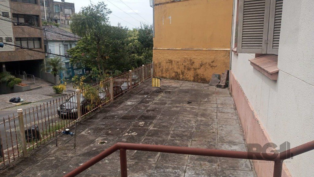 Sobrado no bairro Petrópolis com amplo terreno