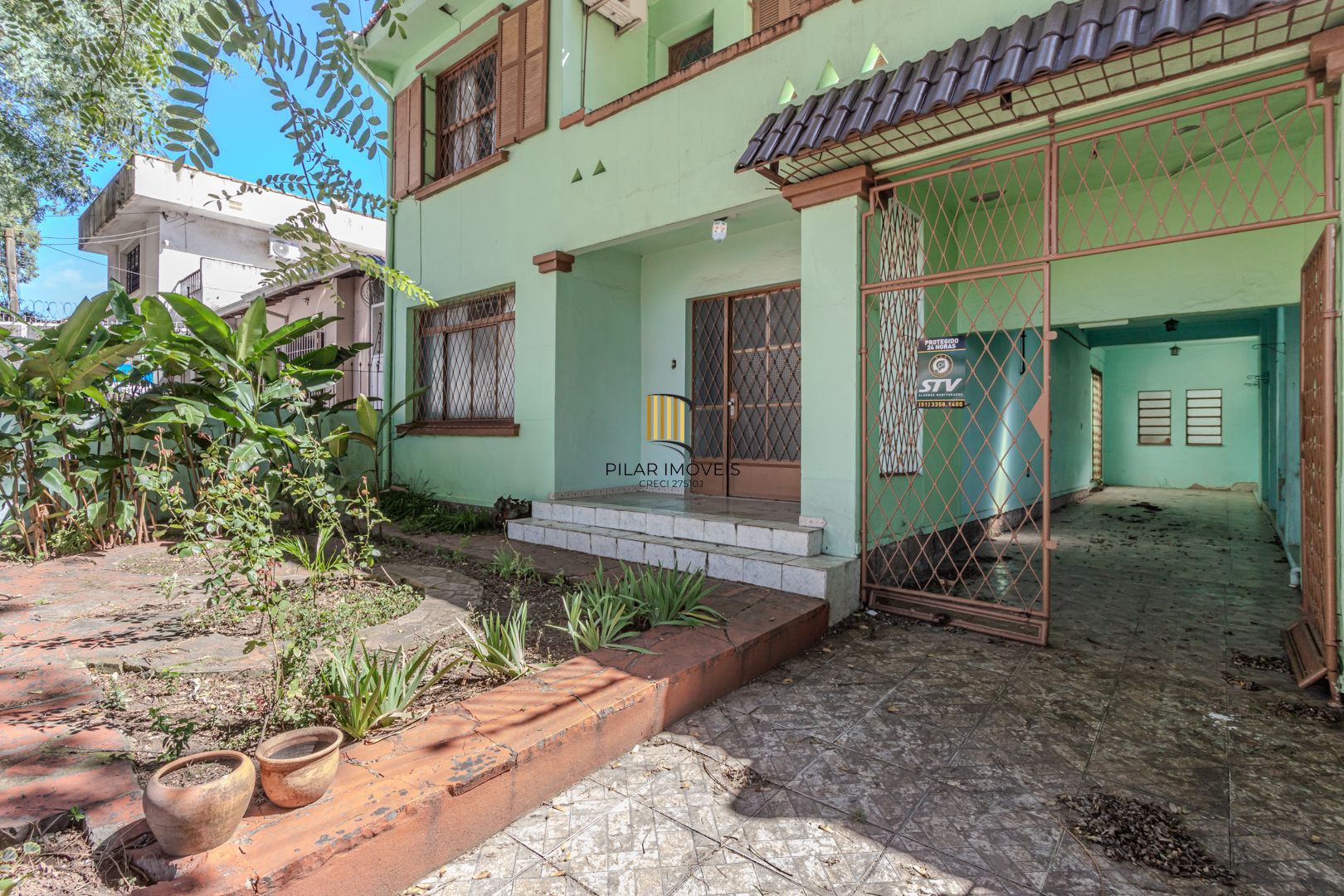 Casa sobrado no Partenon com 5 dormitórios e 4 vagas