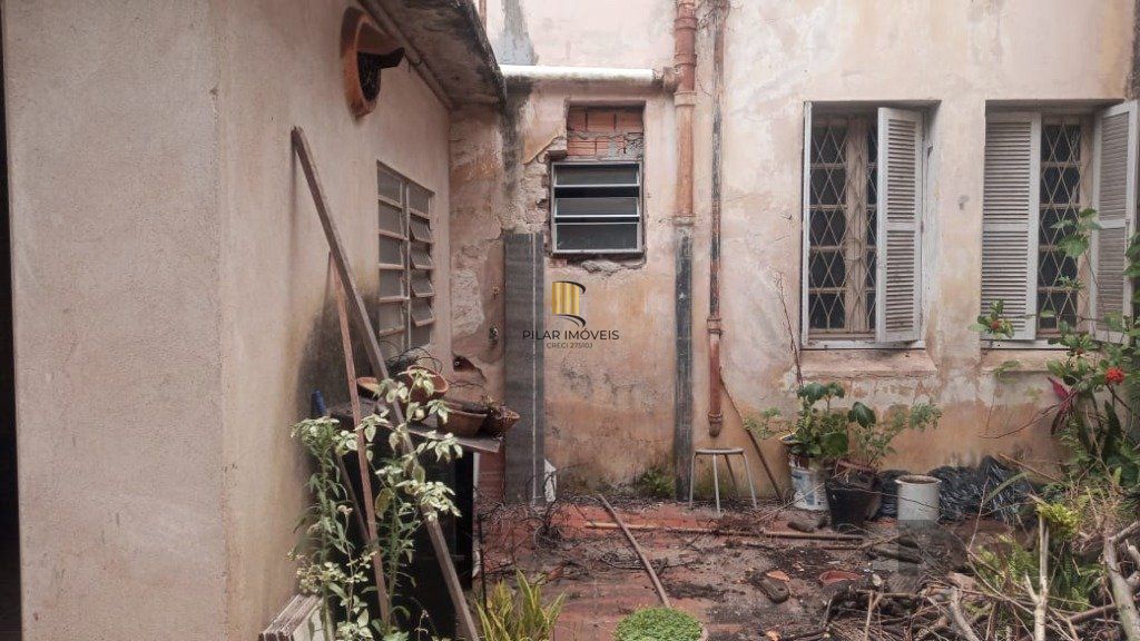 Sobrado no bairro Petrópolis com 4 dormitórios e amplo pátio