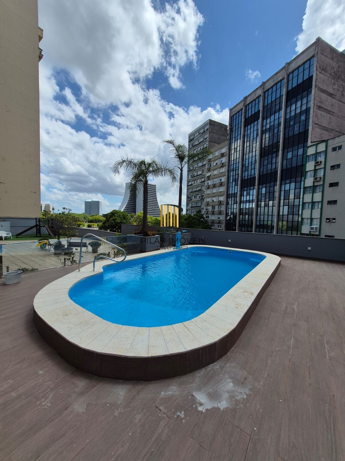 Apartamento no Centro de 2 dormitórios e 2 vagas DESOCUPADO