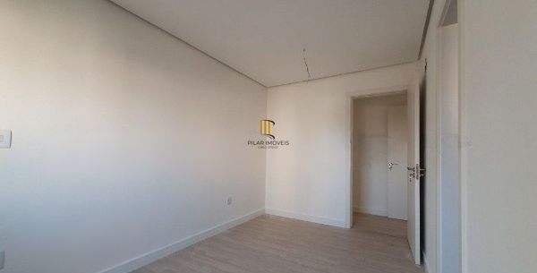 Apartamento no Passo D'areia de 2 dormitórios e 2 vagas DESOCUPADO