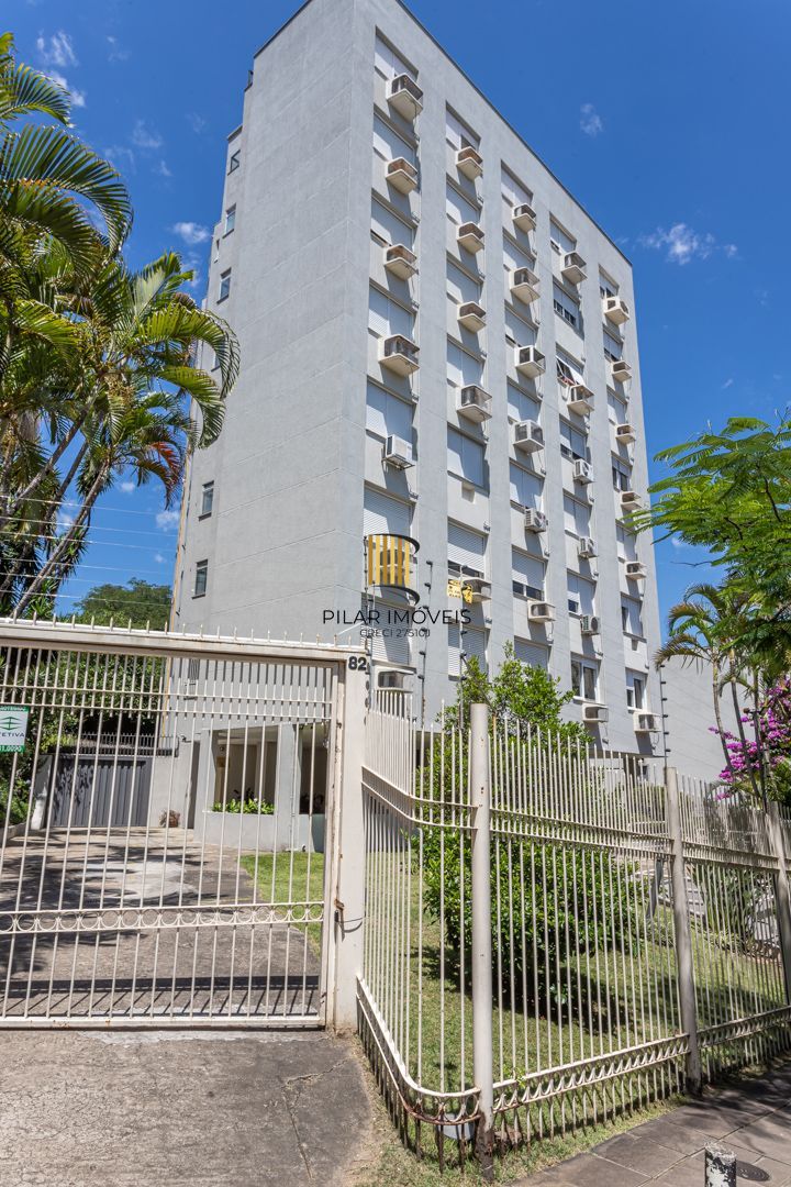 Apartamento no Petrópolis de 2 dormitórios dependência e vaga desocupado