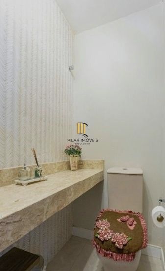 Sobrado no Menino Deus de 3 dormitórios e vaga