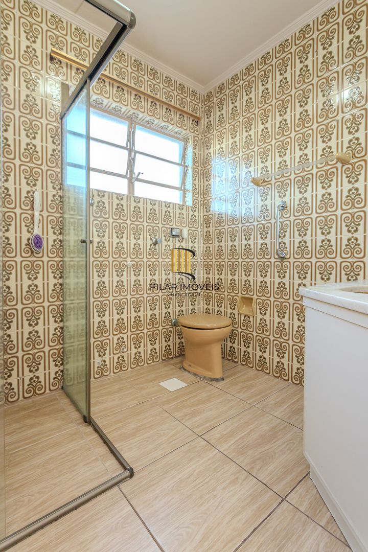 Apartamento de 2 dormitórios com dependência e vaga no bairro Santana DESOCUPADO