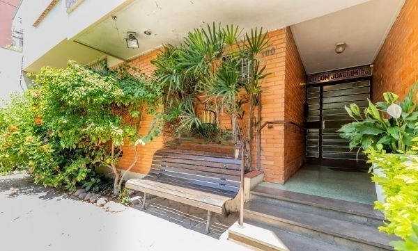 Apartamento na Cidade Baixa de 1 dormitório e dependência REFORMADO